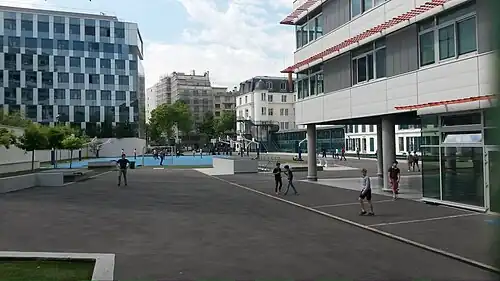 Vue à l'intérieur du square vers les bâtiments de Sainte-Croix de Neuilly.
