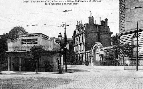 Entrée de la station Saint-Fargeau, avec son édicule caractéristique, vers 1920.
