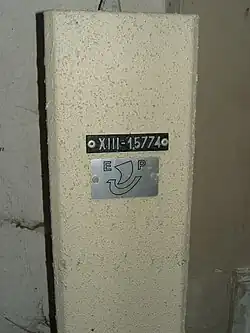 Logo moderne de Paris sur un boitier mural d'éclairage public.