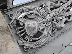 Blason ornant le viaduc d'Austerlitz, ligne 5 du métro, sur la Seine.