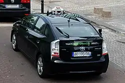 Photo de dos d'une Toyota Prius noire de G7