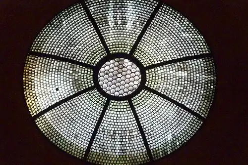 Oculus de verre au-dessus du chœur.