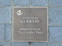Moulin des Prés, plaque située au croisement de la rue Henri Pape avec la rue du Moulin-des-prés.