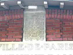 Blason assez différent sculpté en fronton de la piscine de la Butte-aux-Cailles, Paris 13e.