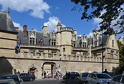 L'hôtel de Cluny vu depuis la place Paul-Painlevé.
