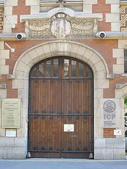 Portes d'entrée de « La catho » au no&nbsp;21 de la rue d'Assas.