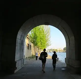 Le port du Louvre au niveau du pont du Carrousel.