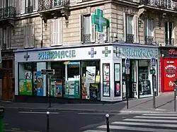 Photographie de la pharmacie située 5, place Blanche à Paris, à l'emplacement du Palmyre