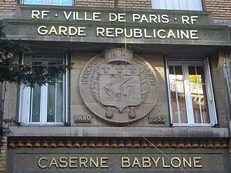 Sur la caserne Babylone de la Garde républicaine.