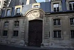 No&nbsp;56, portail de l'hôtel Gouffier de Thoix, côté rue.
