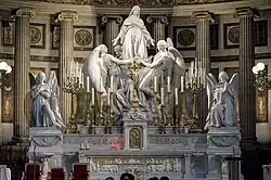 Maître-autel de l'église avec le groupe sculptural Le Ravissement de sainte Marie Madeleine.