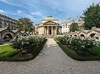 Allée centrale avec les parterres de rosiers.