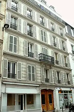 No&nbsp;3 bis : immeuble classé monument historique.