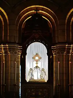 L'ostensoir avec l'Hostie consacrée. La basilique pratique l'Adoration perpétuelle.