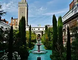 Le patio et le jardin à l'andalouse avec jets d'eau et perrons.