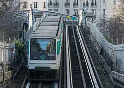 Rame MP 73, entre les stations Sèvres - Lecourbe et Pasteur, avant son entrée dans une section souterraine de la ligne.