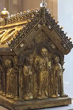 L'un des côtés avec Marie, Jésus et saint Augustin.