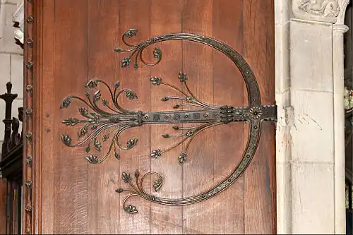 Penture de porte de la sacristie de la Cathédrale Notre-Dame de Paris réalisée par le ferronnier d'art Pierre Boulanger vers 1860. Les assemblages de champ étaient au Moyen Âge renforcés par les pentures clouées.