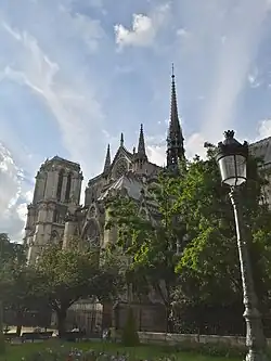 Réverbère devant la Cathédrale Notre-Dame de Paris