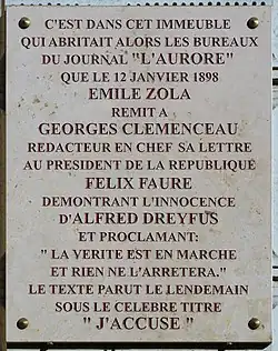 Plaque commémorant l'article J'accuse… ! d'Émile Zola, Paris 2e.