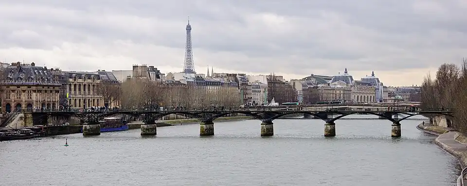 Le pont des Arts et ses sept arches vus du pont Neuf.