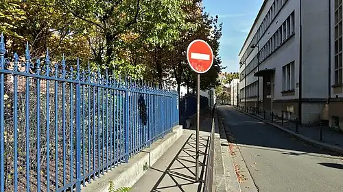 La rue en direction de l'avenue Daumesnil.