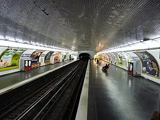 La station Saint-Augustin et son quai sud particulièrement large.