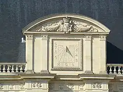 Cadran solaire au-dessus de l'entrée.