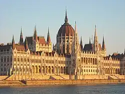 Le parlement hongrois le long du Danube.