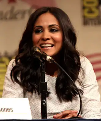 Parminder Nagra interprète Dr Lucille « Lucy » San Gupta.