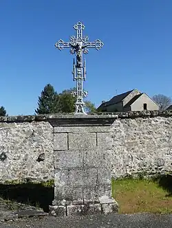 La croix principale du cimetière de Parsac.