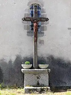 Crucifix au chevet de l'église de Parsac.