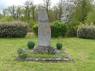Stèle à la mémoire de deux Francs-tireurs et partisans, près de la gare.