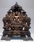 Parshvanatha et deux autres tirthankaras, yakshas et yakshis. Statue Maitraka datée du IXe&nbsp;siècle, issue d'Akota près de Baroda.