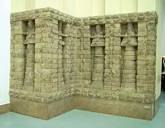 Reliefs en briques cuites du temple construit par le roi kassite Kara-indash à Uruk, au milieu du XVe&nbsp;siècle Pergamon Museum.