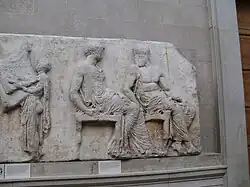 Frise située à l'est représentant deux dieux assis à droite d'un enfant tenant un tissu