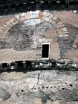  deux arcs de briques insérés dans la paroi en briques