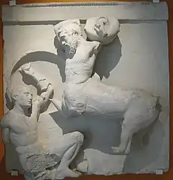 Sculpture en marbre carrée ; combat entre un homme et un centaure.