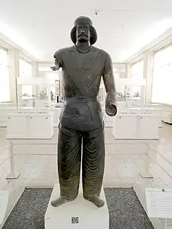 Portrait d'un prince parthe, Ier siècle. Bronze, H. 1,94 m. Musée national d'Iran, Téhéran