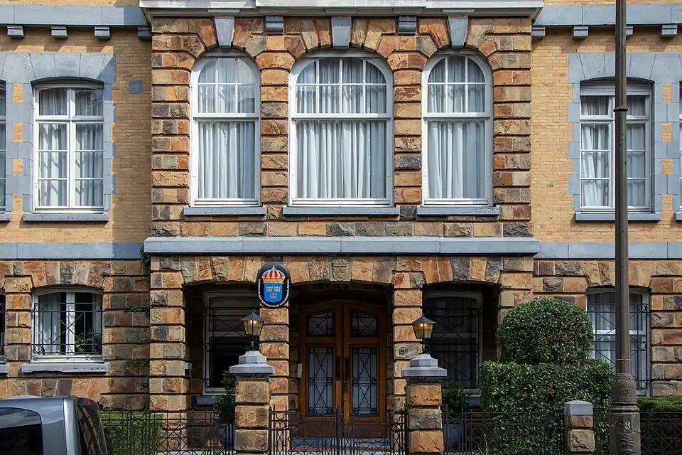 Partie centrale en saillie