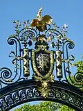 Coq au sommet de la grille du jardin du palais de l'Élysée.