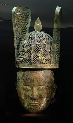 Parure funéraire féminine. Bronze et argent dorés H 23&nbsp;cm L 21,1&nbsp;cm, (Masque) H 30,3&nbsp;cm L 24,4&nbsp;cm (Coiffe à ailettes). Chine septentrionale (Mongolie intérieure?), 1er quart du XIIe&nbsp;siècle.Dynastie Liao (907-1125). Musée Cernuschi.