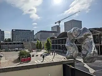 Le parvis Alan-Turing, avec L'Arc visible sur la droite.