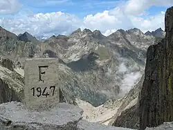 Borne frontière et vue côté italien.