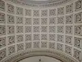plafond de voûte ornée d'un motif sculpté carré et répété