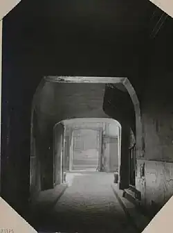 Photographie depuis le passage Jabach, en regardant vers la cour d'entrée, vers 1904, musée Carnavalet.
