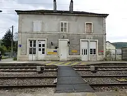 Passage permettant aux personnes de traverser les 2 voies.