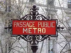 Les entrées de la station possèdent des mâts particuliers.