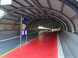 Passerelle donnant accès aux quais.