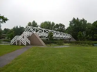 La passerelle Armand-Vaillancourt dans le parc de la rivière Bourbon